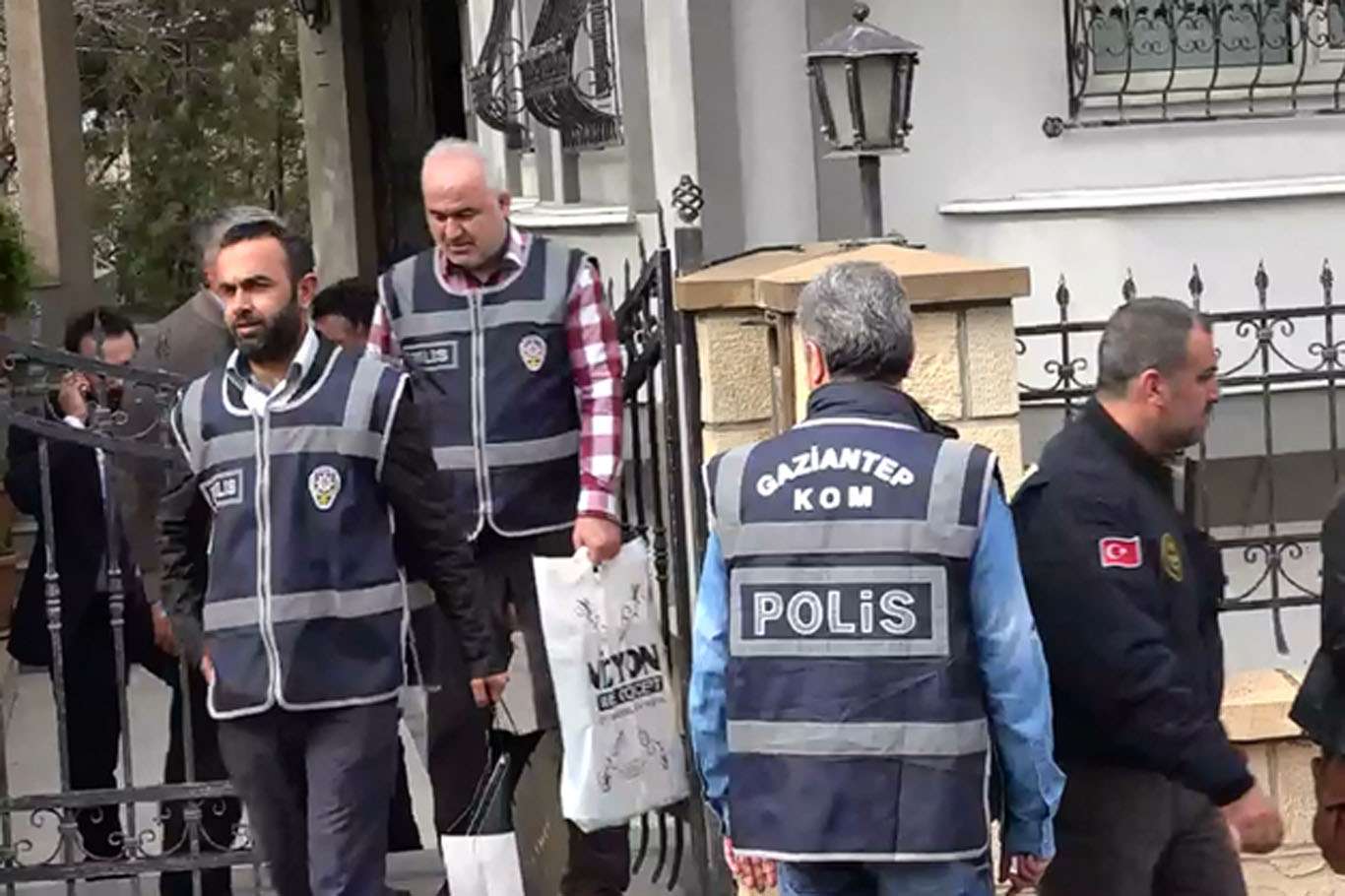 'Paralel Yapı' baskınları devam ediyor 'Paralel Yapı' baskınları devam ediyor